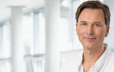 Porträtfoto von Andreas Kleenlof, Chefarzt der Klinik für Palliativmedizin und Geriatrie der Regio Kliniken