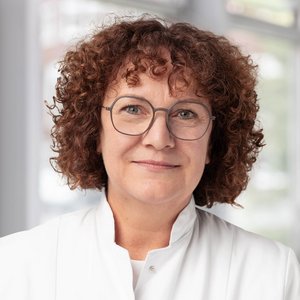 Porträtfoto von Claudia Scheiber, Oberärztin in der Klinik für Hand-. Fuß- und Mikrochirurgie der Regio Kliniken