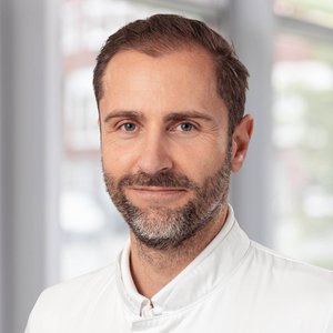 Porträtfoto von Dr. Hendrik Lercher, Oberarzt der Klinik für Allgemeine Orthopädie, Unfallchirurgie und Sportmedizin der Regio Kliniken