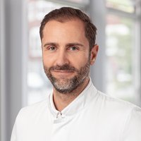 Porträtfoto von Dr. Hendrik Lercher, Oberarzt der Klinik für Allgemeine Orthopädie, Unfallchirurgie und Sportmedizin der Regio Kliniken