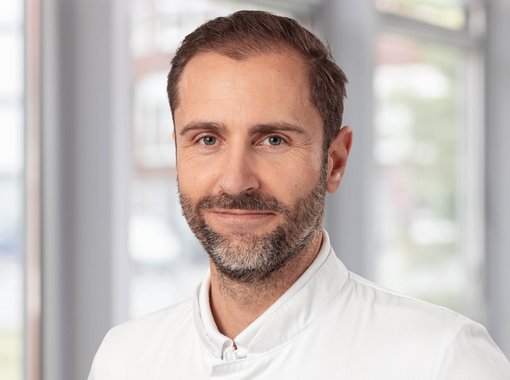 Porträtfoto von Dr. Hendrik Lercher, Oberarzt der Klinik für Allgemeine Orthopädie, Unfallchirurgie und Sportmedizin der Regio Kliniken