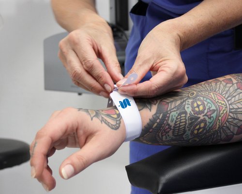 In der Zentralen Notaufnahme des Sana Krankenhauses Radevormwald wird Patientinnen und Patienten ein Armband zur Identifizierung angelegt, das Verwechslungen verhindert. (Foto: Stefan Mülders)