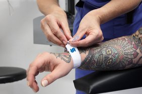 In der Zentralen Notaufnahme des Sana Krankenhauses Radevormwald wird Patientinnen und Patienten ein Armband zur Identifizierung angelegt, das Verwechslungen verhindert. (Foto: Stefan Mülders)