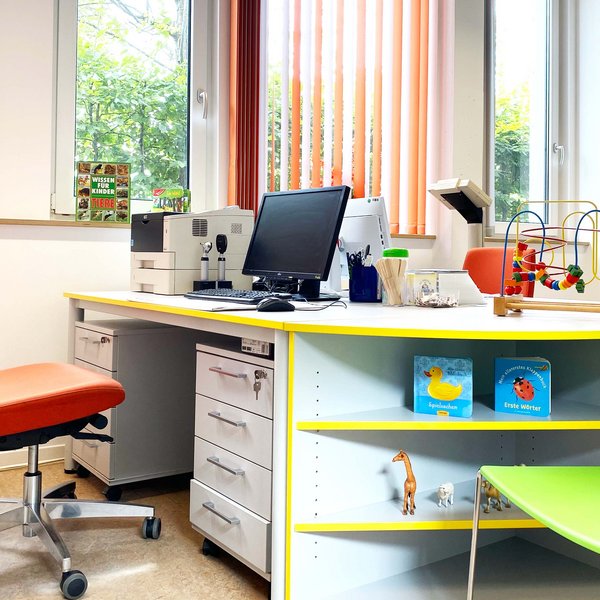 Arztzimmer mit ergonomischem Möbel und Farbakzenten, ideal für die Betreuung von Kindern und Jugendlichen.