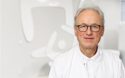 Porträtfoto von Chefarzt Dr. Andreas Müller, Facharzt für Innere Medizin, Pneumologie und Kardiologie