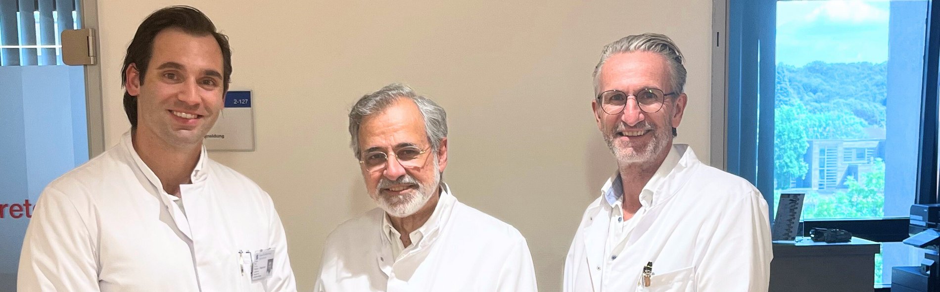 Bild zeigt von links nach rechts ein Gruppenfoto mit Dr. med. Robert Jonathan Musmann, Prof. Dr. med. Christoph Andree und Dr. med. Björn-Wieland Lisboa 