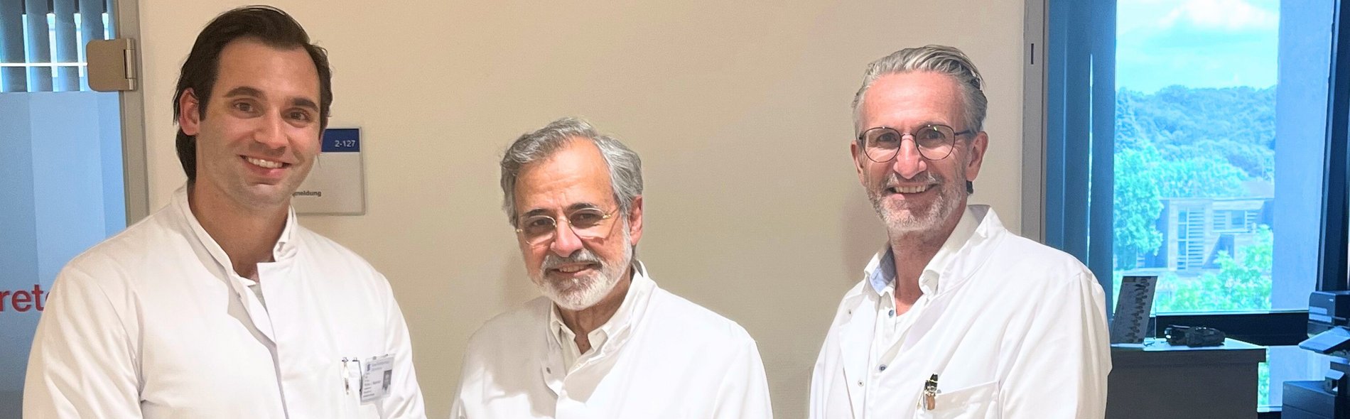 Bild zeigt von links nach rechts ein Gruppenfoto mit Dr. med. Robert Jonathan Musmann, Prof. Dr. med. Christoph Andree und Dr. med. Björn-Wieland Lisboa 