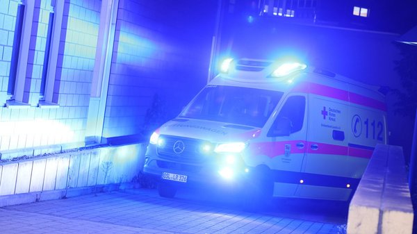Ein Rettungswagen fährt nachts mit Blaulicht an die Zentrale Notaufnahme.