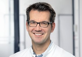 Dr. Stefan Höllriegl ist Chefarzt der Klinik für Knie- und Hüftendoprothetik im Sana Dreifaltigkeits-Krankenhaus Köln. (Foto: Archiv Sana Dreifaltigkeits-Krankenhaus Köln)