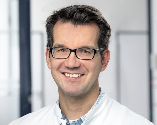 Dr. Stefan Höllriegl ist Chefarzt der Klinik für Knie- und Hüftendoprothetik im Sana Dreifaltigkeits-Krankenhaus Köln. (Foto: Archiv Sana Dreifaltigkeits-Krankenhaus Köln)