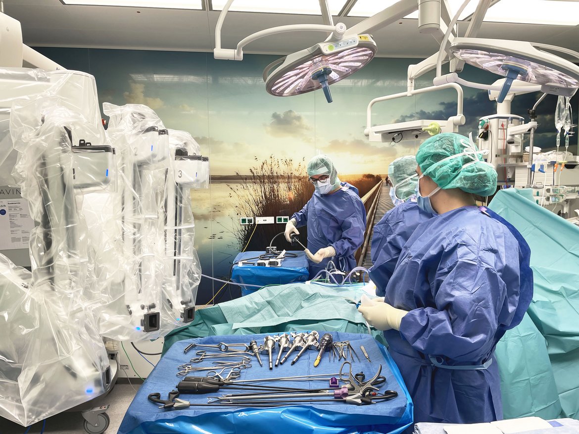 Robotergestützte Operation Chirurgen und Assistenzärzte bei einer robotergestützten Operation in der Urologie am Sana Klinikum Landkreis Biberach