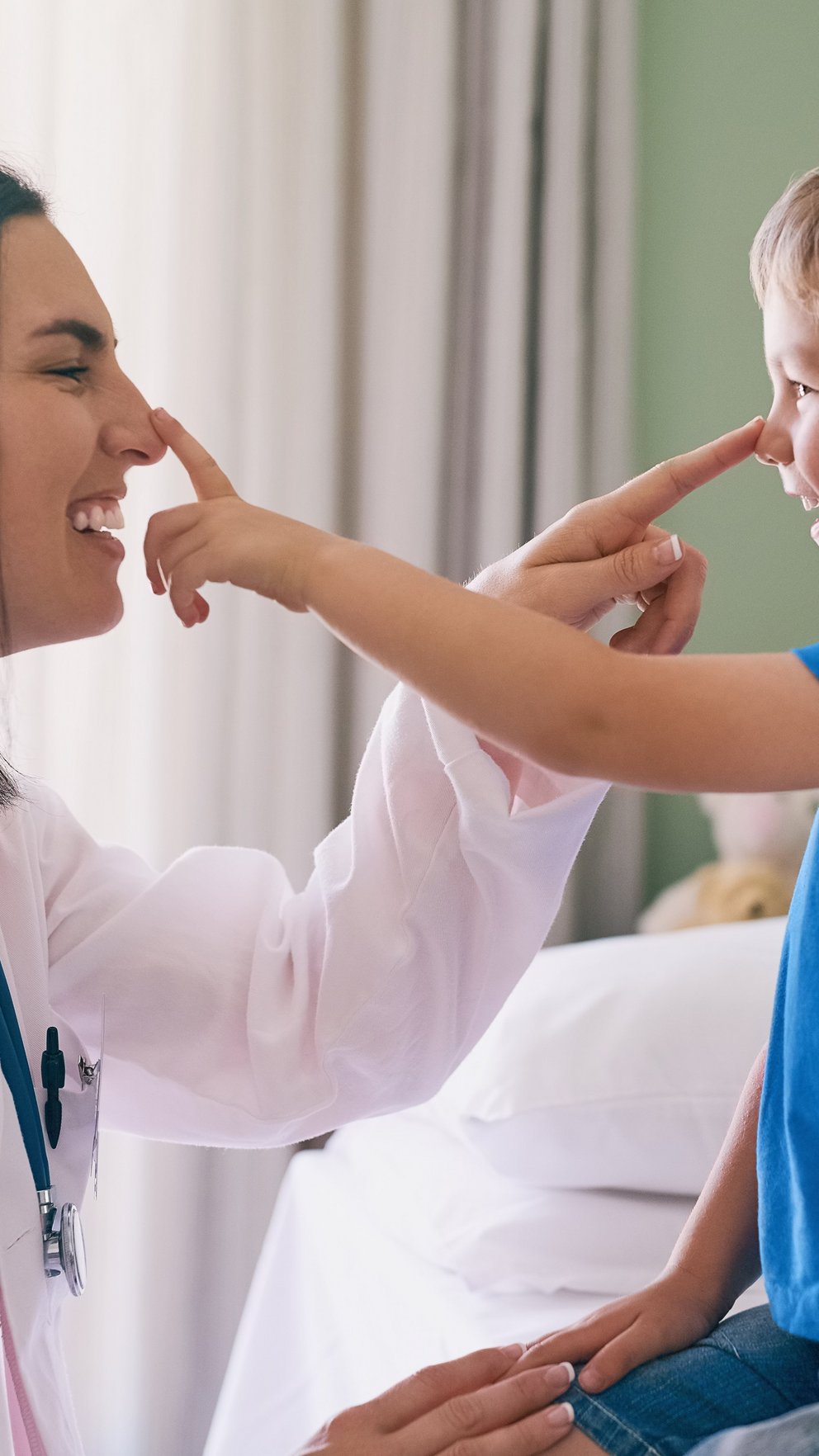 Kinderärztin mit jungem Patient