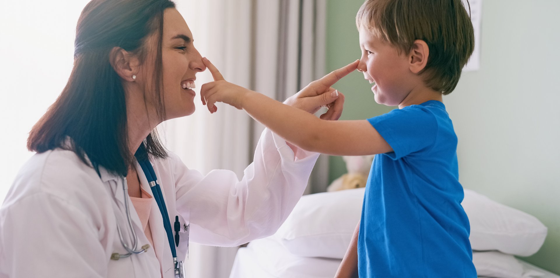 Kinderärztin mit jungem Patient