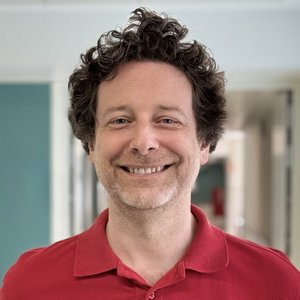 Porträtfoto von Manuel Rimpl, Oberarzt der Klinik für Neonatologie und Pädiatrie der Regio Kliniken