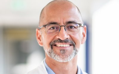 Porträtfoto von Dr. Francisco Brevis Nuñez, Chefarzt der Klinik für Neonatologie und pädiatrische Intensivmedizin.