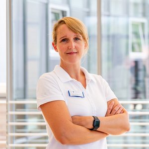 Porträtfoto von Dr. med. Valeska Hofmann, M. Sc., Chefärztin der Klinik für Unfall- und Wiederherstellungschirurgie am Karl-Olga-Krankenhaus