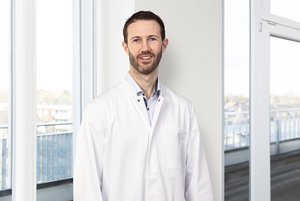 Porträtfoto Dr. Stephan Schnorbach, Oberarzt und Facharzt für Orthopädie und Unfallchirurgie am Sana Krankenhaus Hürth