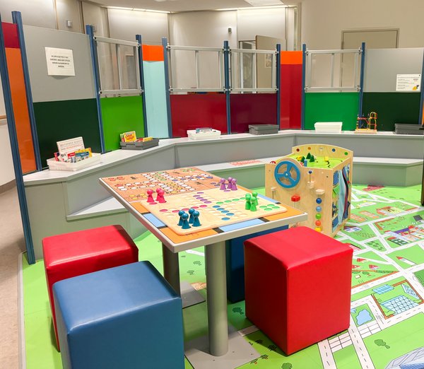 Bild das einen Spieltisch in der Klinik für Kinder und Jugendliche zeigt.
