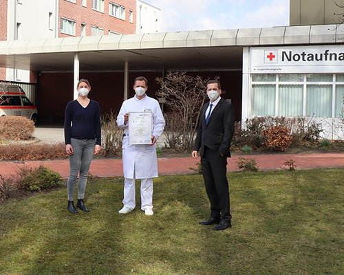 Übergabe des Zertifikats an Dr. Jens Schaumberg durch Geschäftsführer Dr. Christian Frank und Qualitätsmanagementbeauftrage Maya Brand