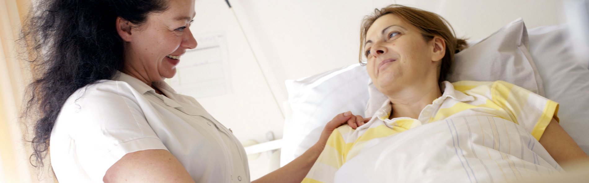 Pflegerin mit Patientin