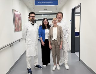 Panagiotis Paporis, Katrin Fritschle, Carola Gerstmann und Dr. Steffen Fritz Gruppenfoto vom Team der Frauenklinik am Sana Klinikum Landkreis Biberach mit Leitendem Oberarzt Panagiotis Paporis, Katrin Fritschle und Carola Gerstmann aus dem Sekretariat und Chefarzt Dr. Steffen Fritz