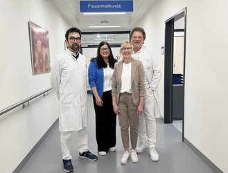 Gruppenfoto vom Team der Frauenklinik am Sana Klinikum Landkreis Biberach mit Leitendem Oberarzt Panagiotis Paporis, Katrin Fritschle und Carola Gerstmann aus dem Sekretariat und Chefarzt Dr. Steffen Fritz 