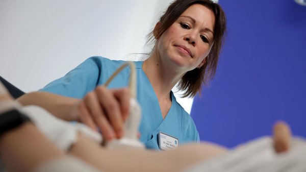 Eine Kinderärztin bei einer Ultraschalluntersuchung.