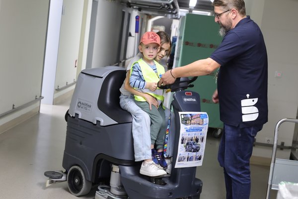 Impressionen vom Tag der offenen Tür im Krankenhaus Senftenberg: Besucher probieren eine Reinigungsmaschine aus