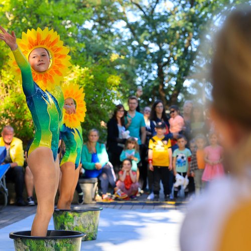 Eine Tanzgruppe mit Sonnenblumenkostümen beim Kinderfest in Lauchhammer