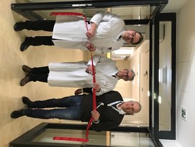 Feierliche OP-Inbetriebnahme am 5. März: Prof. Dr. Gisbert Knichwitz (Chefarzt Anästhesie), Dr. Biren Desai (Ärztlicher Direktor) und Mark Mettelsiefen (Bauherrenvertreter der Sana AG),v. l. Foto: Sana Köln