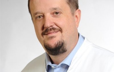 Porträt von Dr. med. Steffen Schnupp, Chefarzt für Innere Medizin und Kardiologie am Klinikum Coburg der Sana Kliniken Oberfranken.