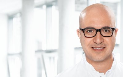 Dr. Hamidreza Mahoozi behandelt Patienten mit Lungenkrebs.