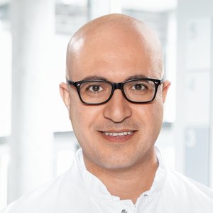 Dr. Hamidreza Mahoozi behandelt Patienten mit Lungenkrebs.