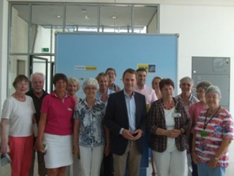 Ehrenamtliche aus dem Sana Krankenhaus Gerresheim zu Besuch bei Bundesgesundheitsminister Daniel