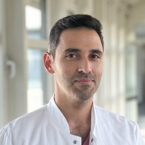 Alaa Alkhaled Porträt Oberarzt Alaa Alkhaled Minimal-invasive Chirurgie Qualifikation zur fachgebundenen genetischen Beratung