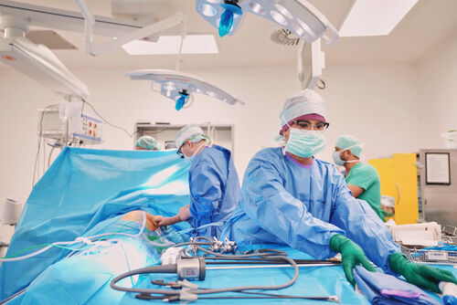 Das Bild zeigt mehrere Mitarbeiter während einer Operation.