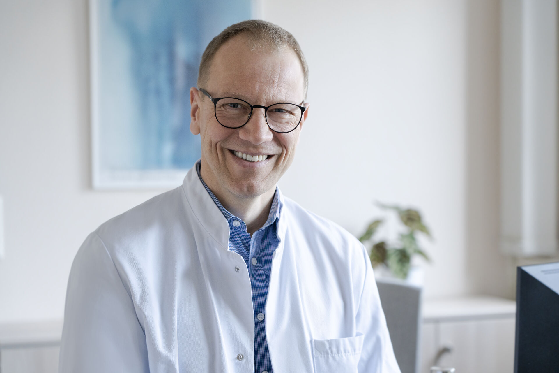 Das Bild zeigt Chefarzt Dr. Jan Knieriem.