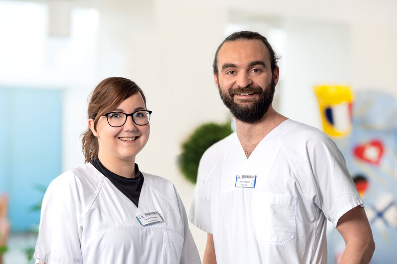 Das Bild zeigt eine Mitarbeiterin und einen Mitarbeiter.