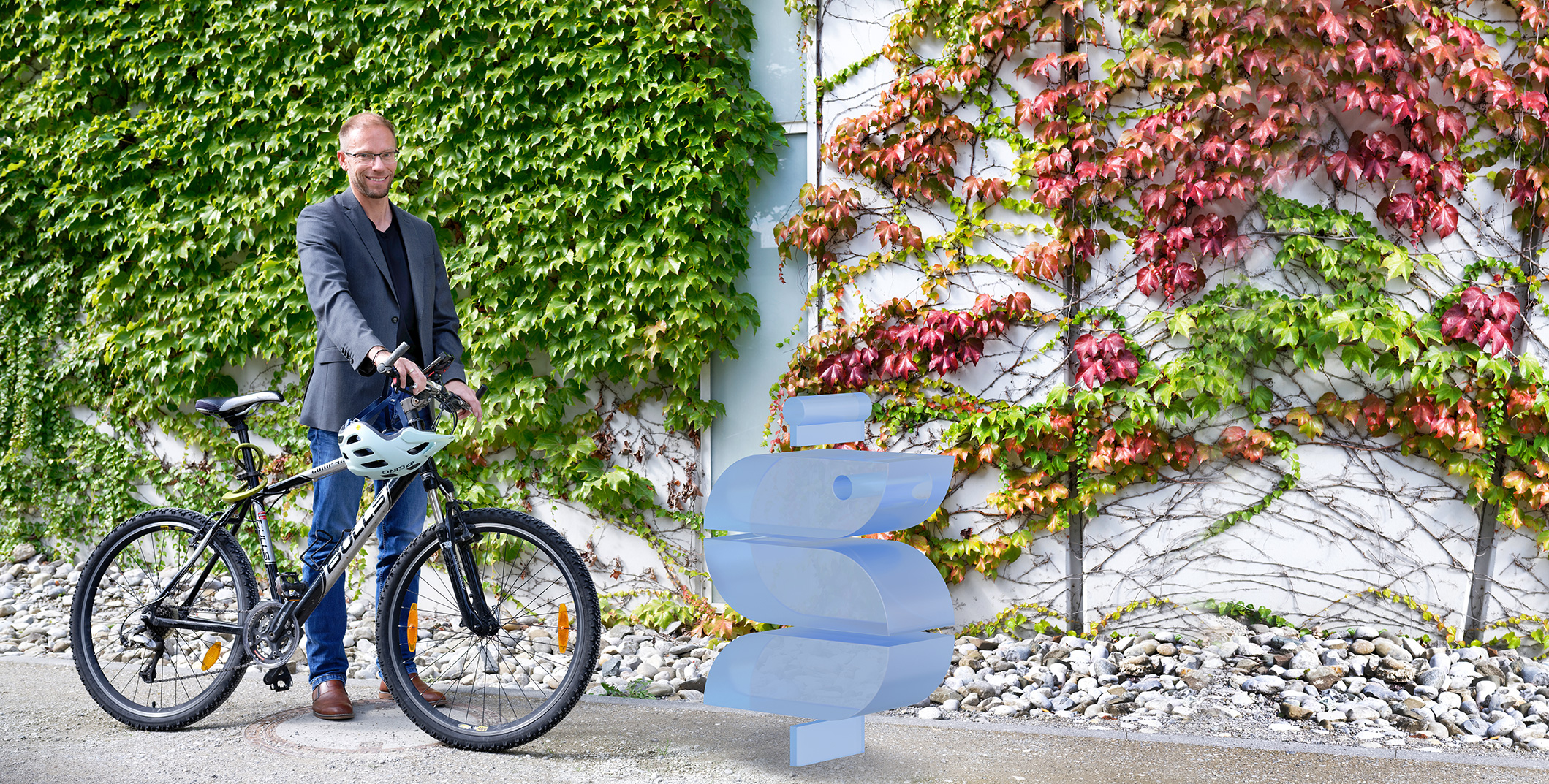 Mann mit Fahrrad